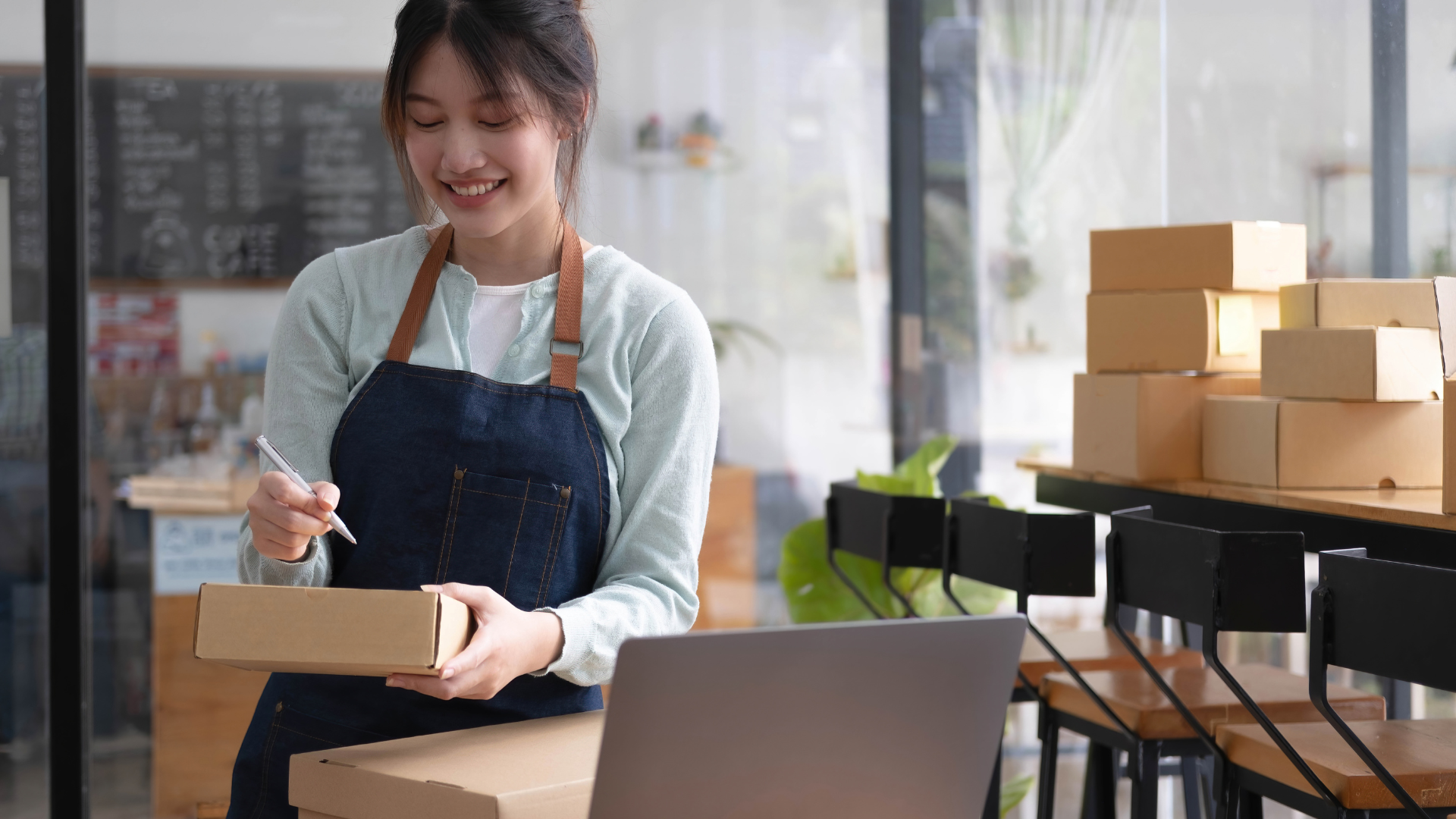 Kobieta podpisująca paczkę do wysłania.1