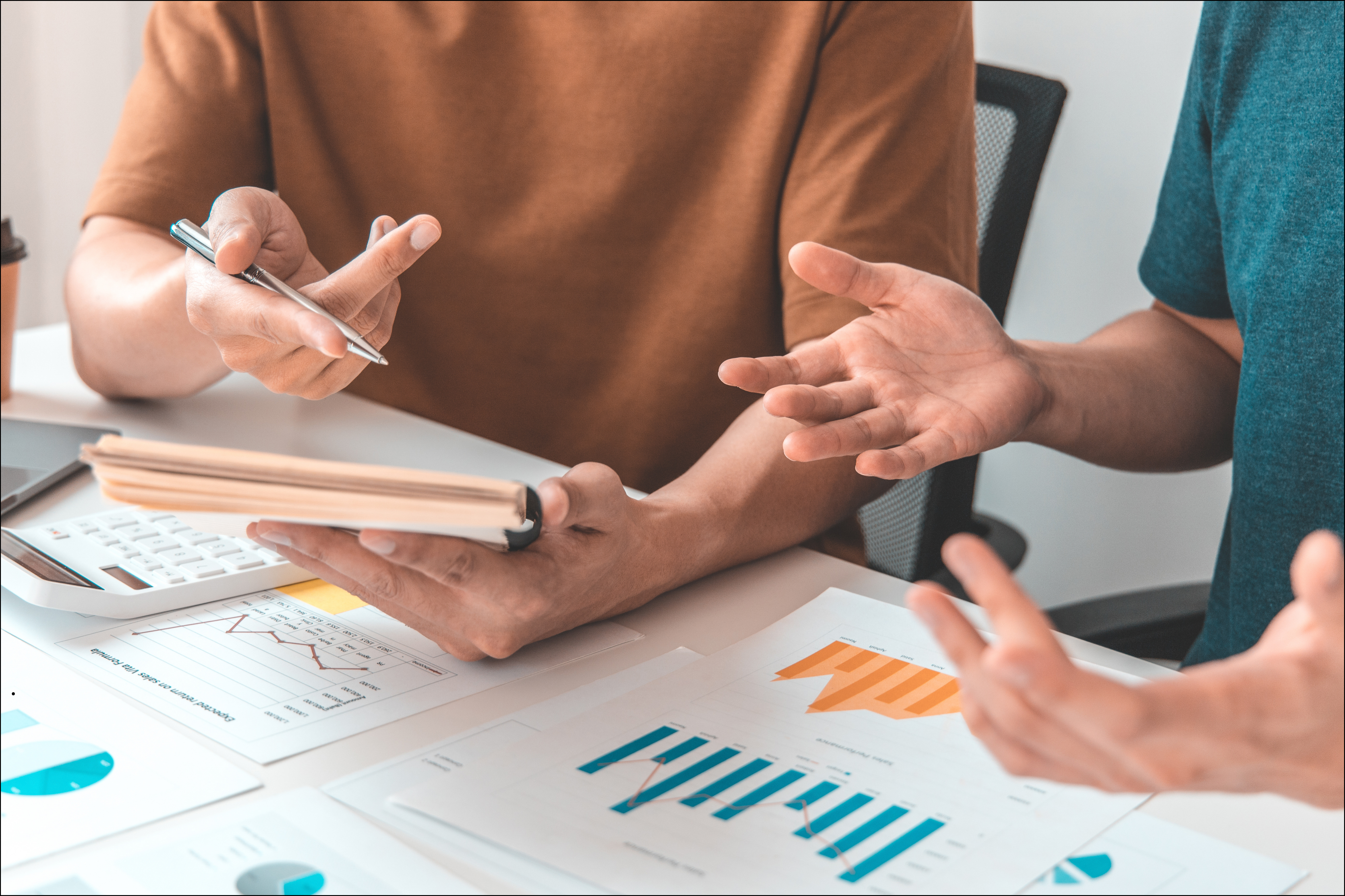 Osoby omawiające dokumenty przy biurku.1