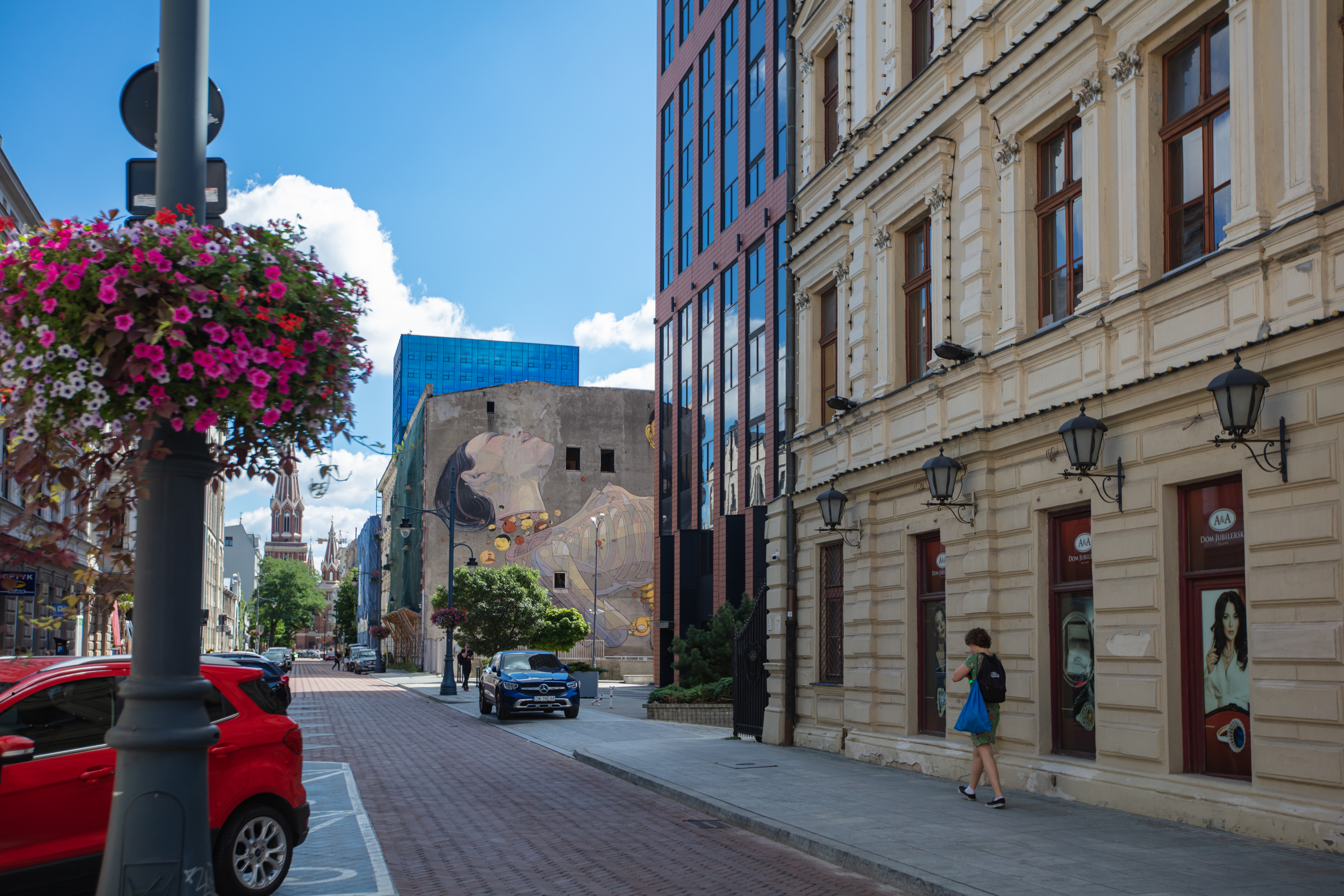 Widok na ulicę i stare kamienice.1