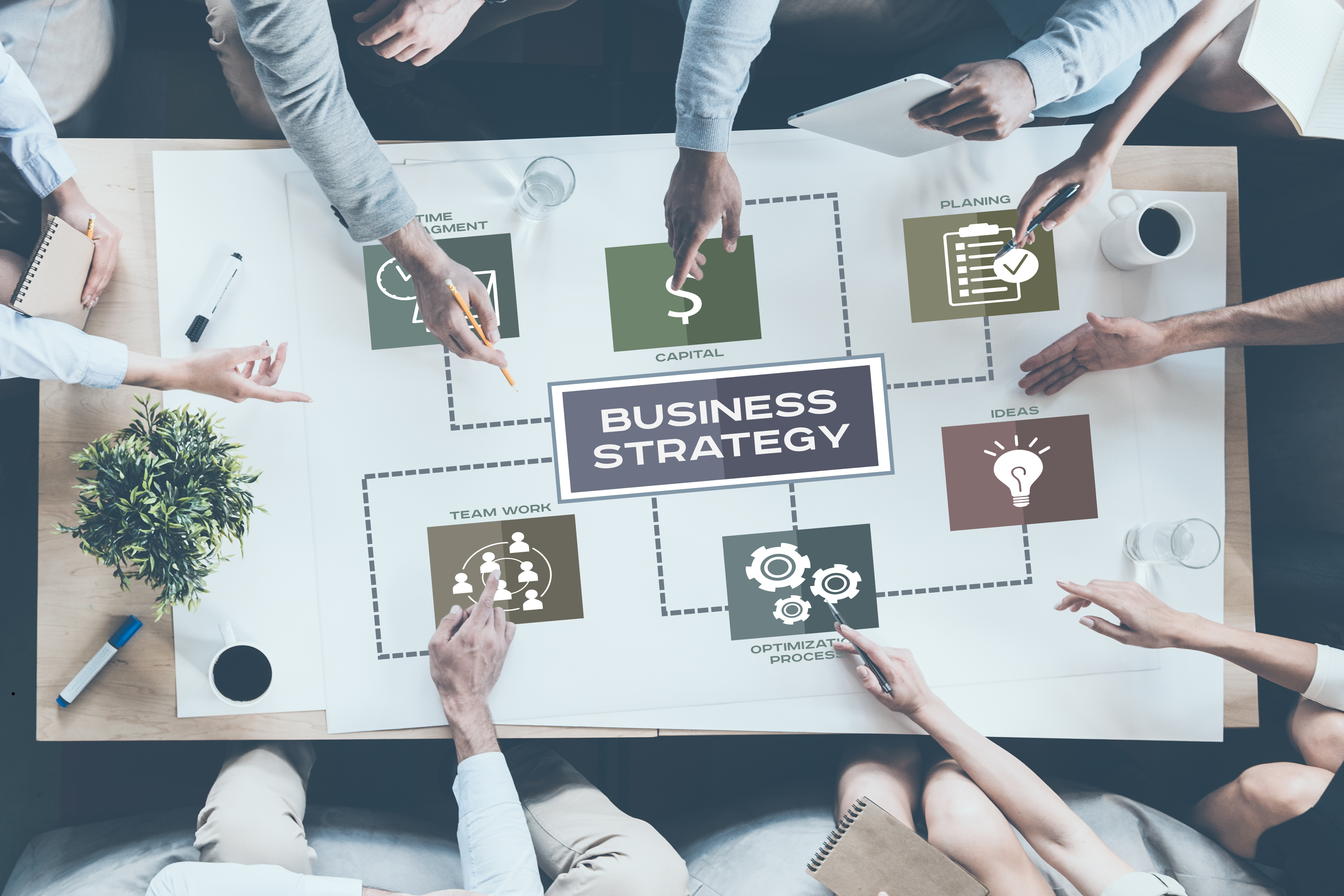 Ręce wskazujące na makietę na biurku.1