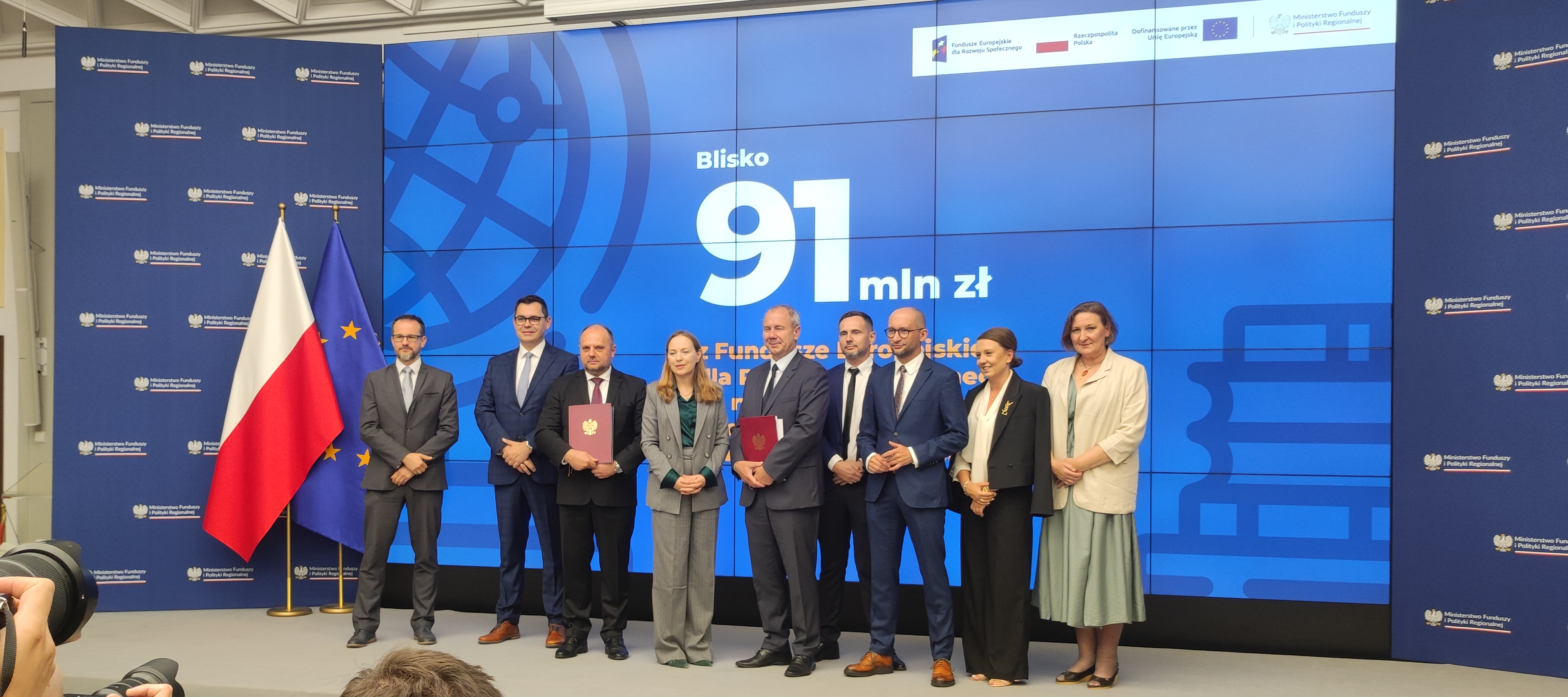 Grupowe zdjęcie Dyrektorów CPE i Dyrektora Generalnego FRSE z Ministrą Funduszy i Polityki Regionalnej1