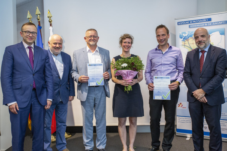 Wręczenie nagrody w ramach konkursu:  Preisverleihung im Rahmen des Wettbewerbs „Kooperacja bez granic“; Fot. Matthias Lindner ©BBSR; źródło: http://revival.ioer.eu