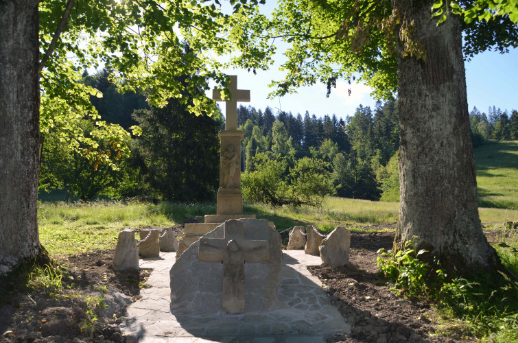 Julia Grygny - Świątek, czyli zabytkowy krzyż z roku 1833 ufundowany przez pierwszych właścicieli huty szkła w Złatnej