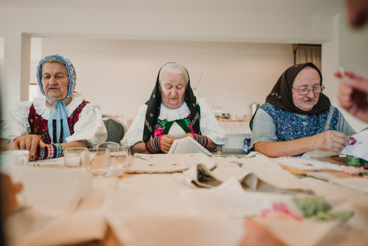 Warsztaty ręcznego haftu w Vychodnej w ramach mikroprojektu pn. „Gmina Poronin i Východná nie pozwolą zaginąć ludowym rzemiosłom”