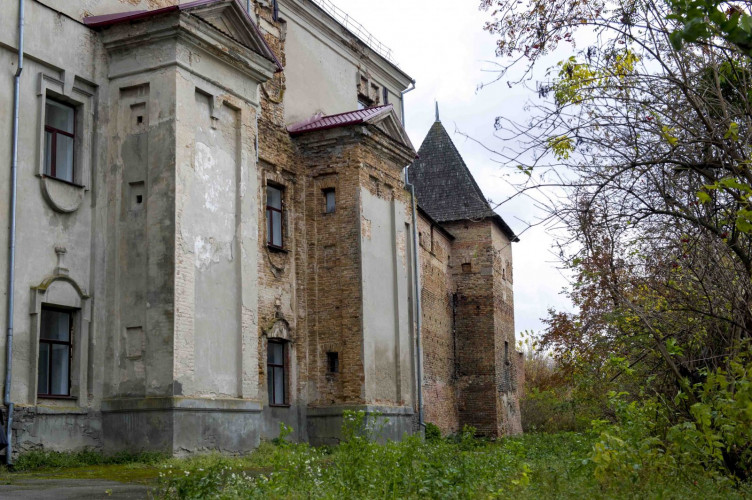 01-lutsk-the-jesuit-college-and-chartoryski-tower-before-renovation.jpg