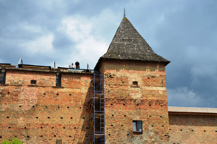 05-lutsk-the-chartoryski-tower-and-fortifications-under-renovation.jpg