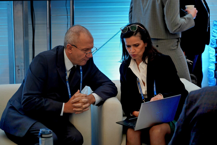 Rozmowa Dyrektora z pracownicą Centrum Projektów Europejskich.