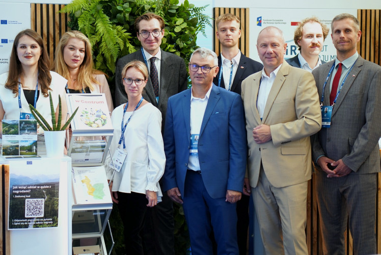 Przedstawiciele Centrum Projektów Europejskich oraz Sekretarz Stanu w Ministerstwie Funduszy i Polityki Regionalnej - Jan Szyszko przy stoisku CPE.