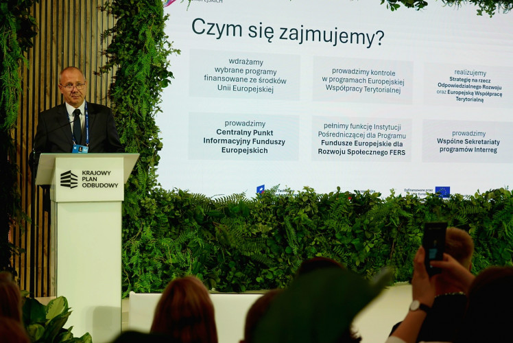 Dyrektor CPE - Marcin Kołnierzak podczas prezentacji dotyczącej oferty Centrum Projektów Europejskich.