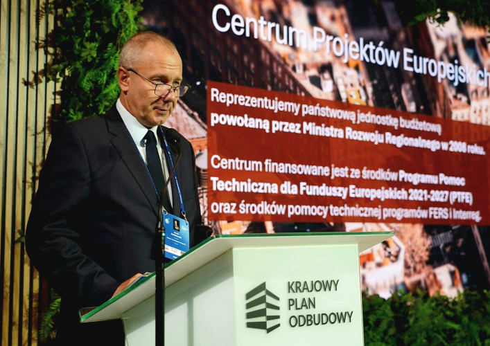 Dyrektor CPE - Marcin Kołnierzak podczas prezentacji dotyczącej oferty Centrum Projektów Europejskich.